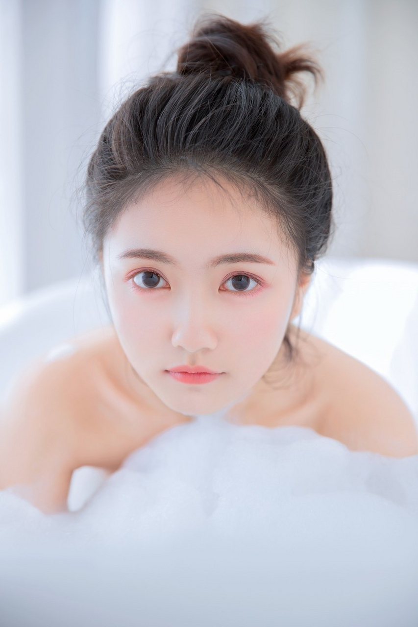 丸子头清纯少女浴室泡泡浴写真.#美女
