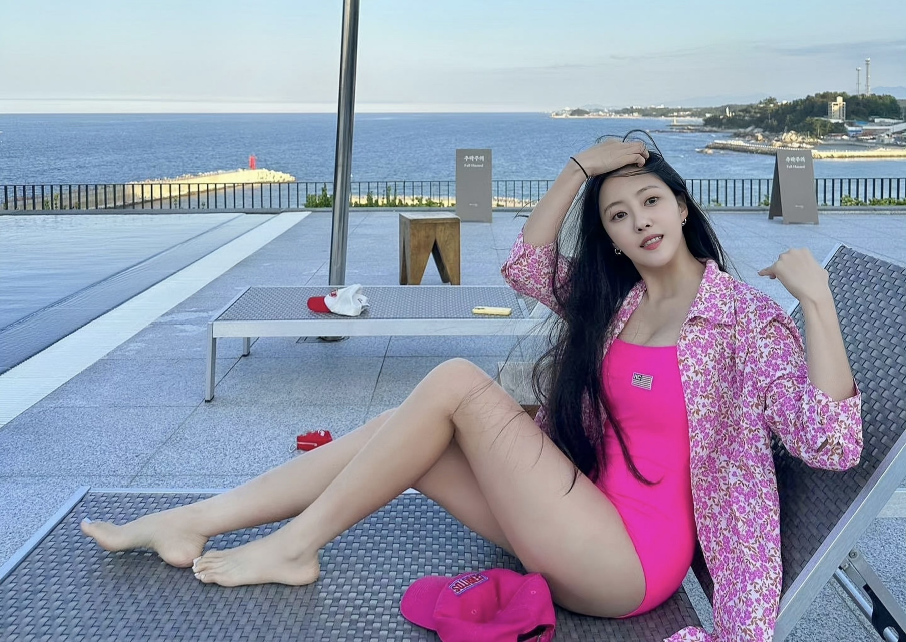 朴孝敏粉色泳装写真,暴露好身材,一览无余!