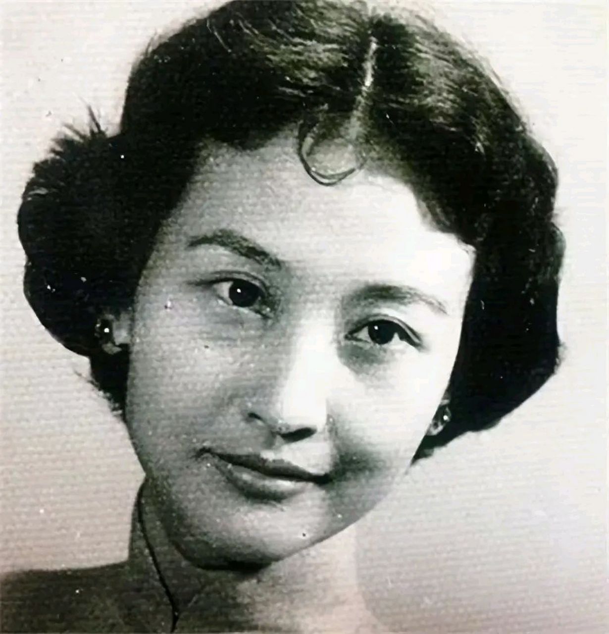 谁知,当孙立人看清怀里的"妻子"后,顿时吓得弹跳下床,怒吼道:"你跑我