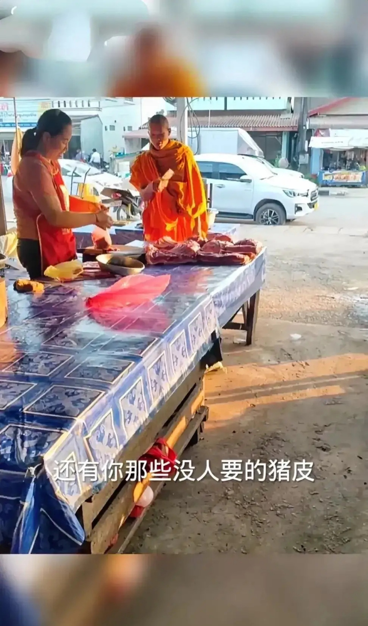 一个和尚去买猪肉,走到一家猪肉摊跟前说道:阿弥陀佛,这位女施主,我们