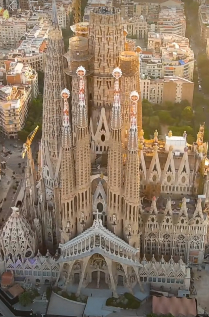 最大的烂尾楼——西班牙圣家族大教堂,是位于巴塞罗那的一座天主教堂