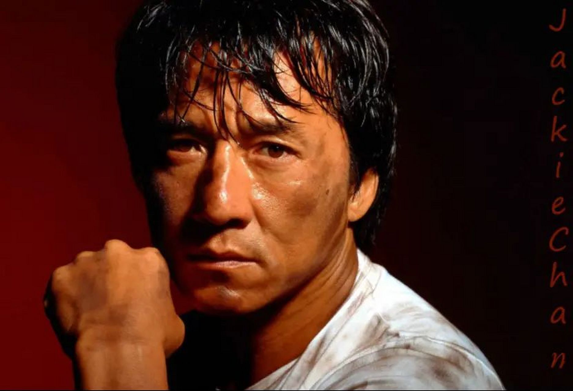 成龙有次参加一个慈善晚会,他小声的对自己的助理说:"捐个200万,意思