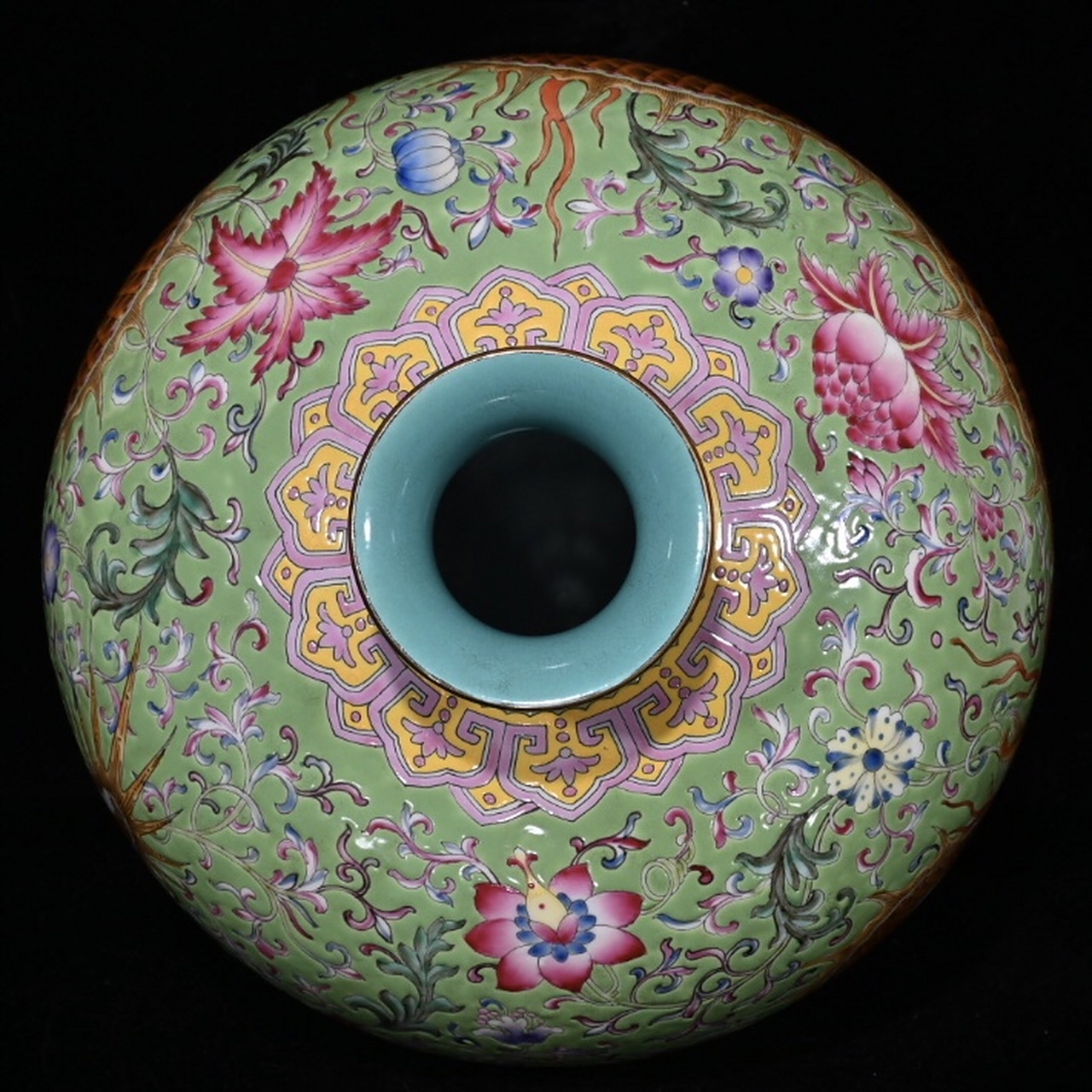 大清乾隆年珐琅彩描金开片龙纹回流梅瓶h(40.5×24cm)