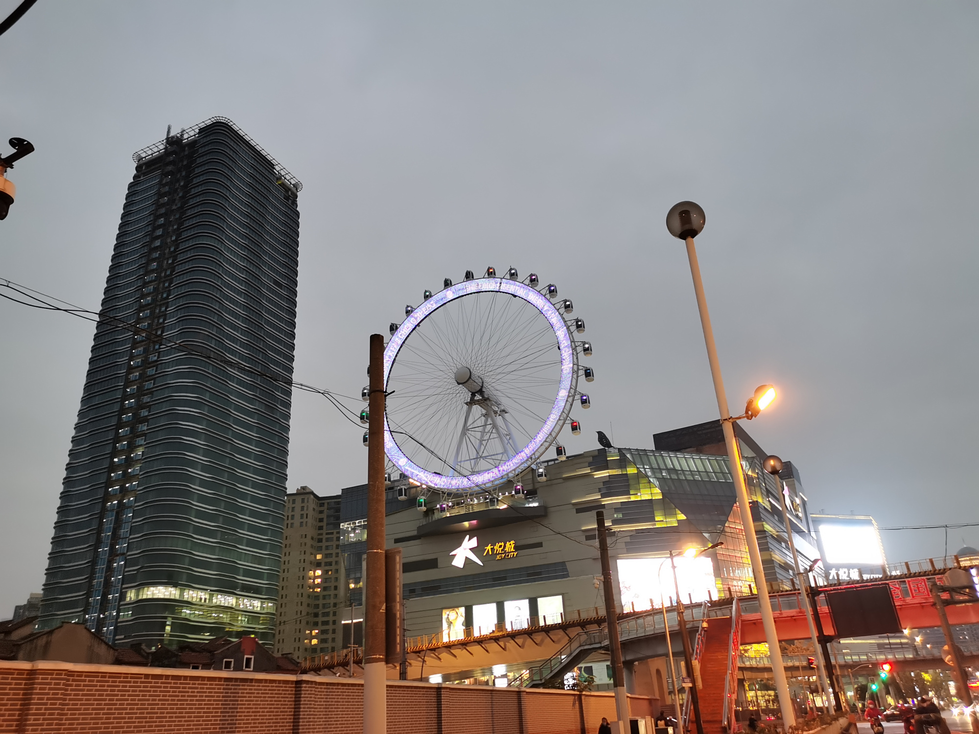 上海市中心的摩天轮