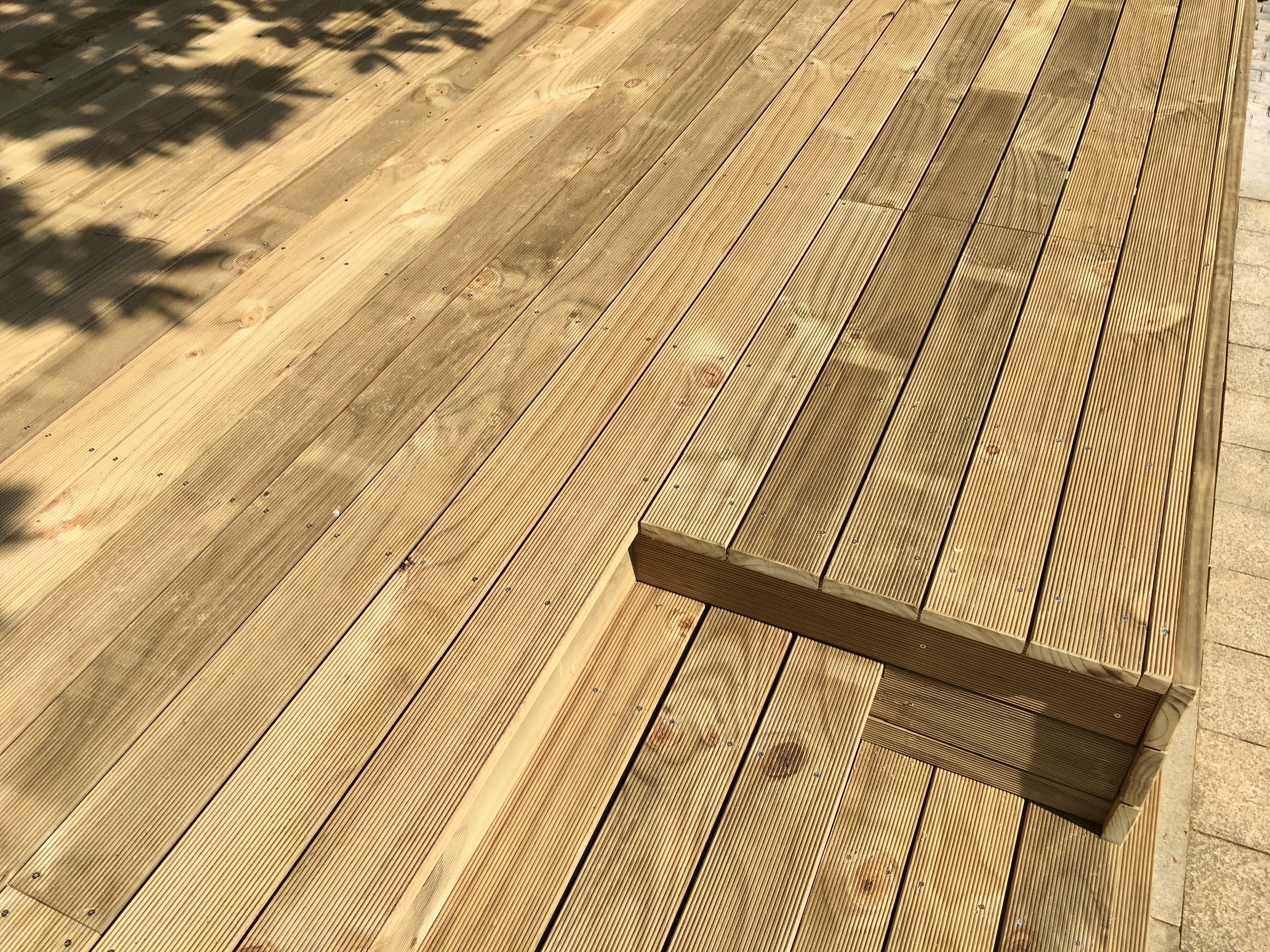 健康生活:室外仿木地板为户外运动提供健康环境