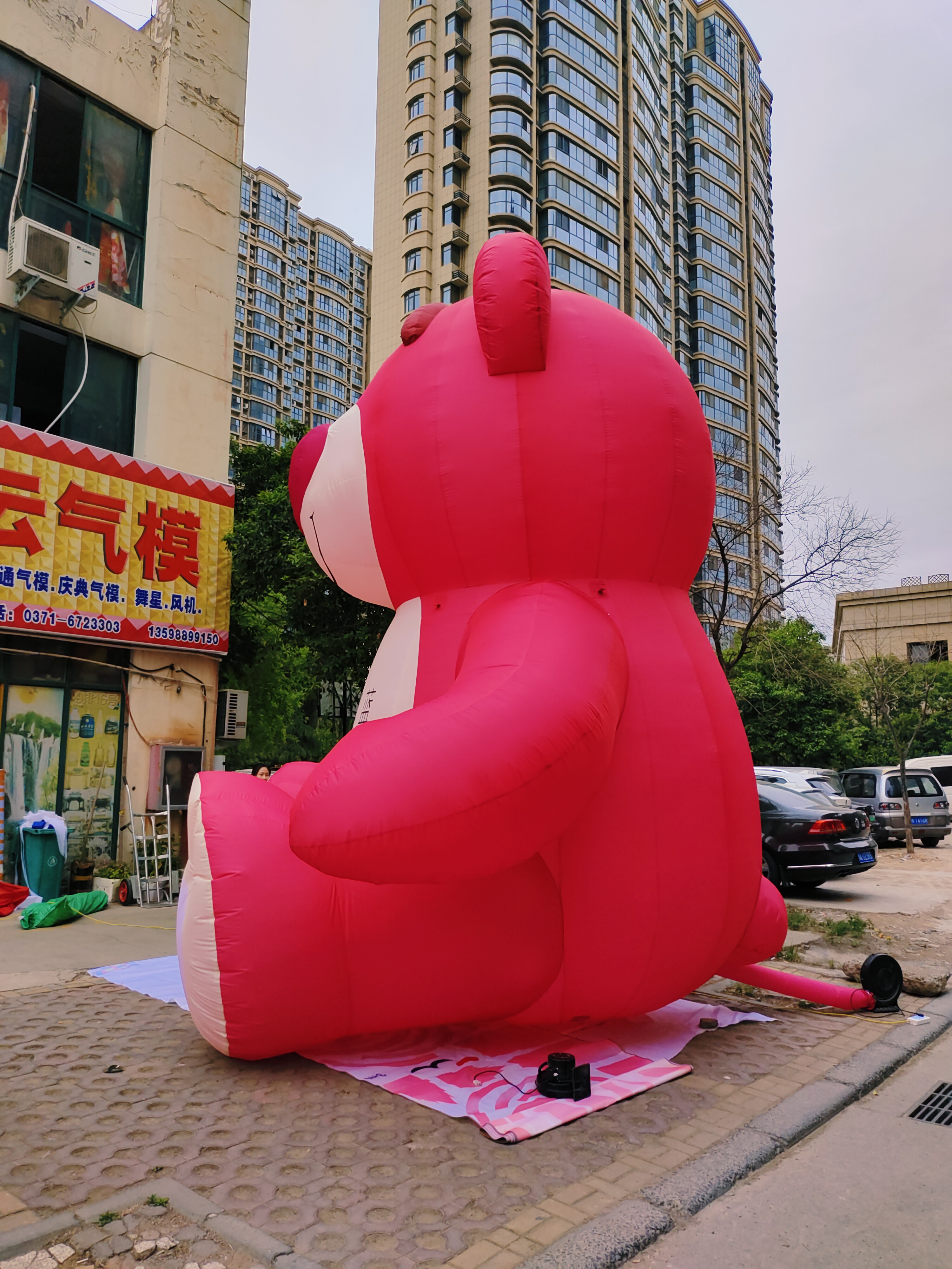 充气草莓熊气模丨气模厂家定制大型充气模型丨商场售楼部大型气模