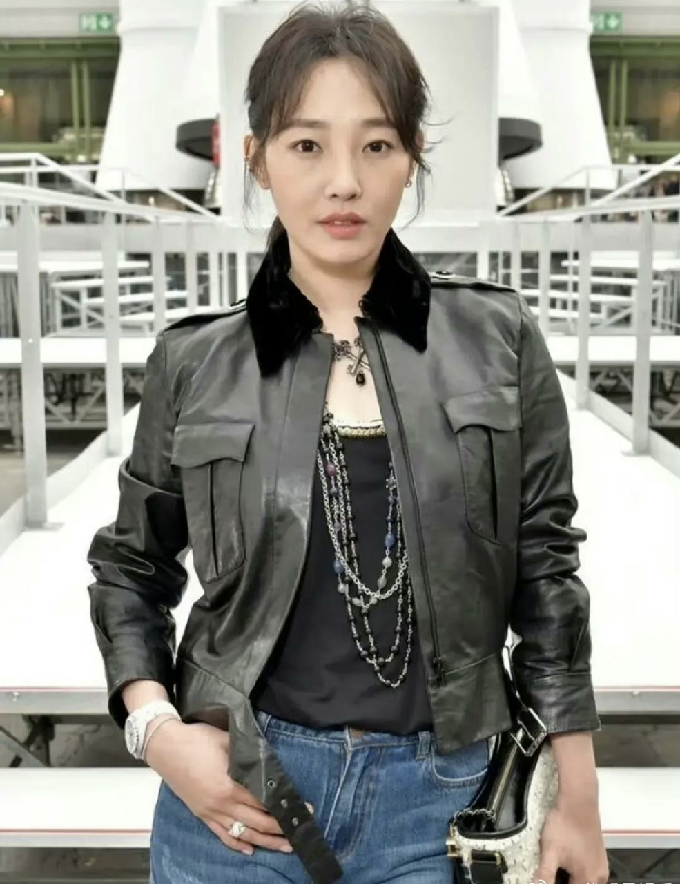 白百合的皮衣造型,又美又撒