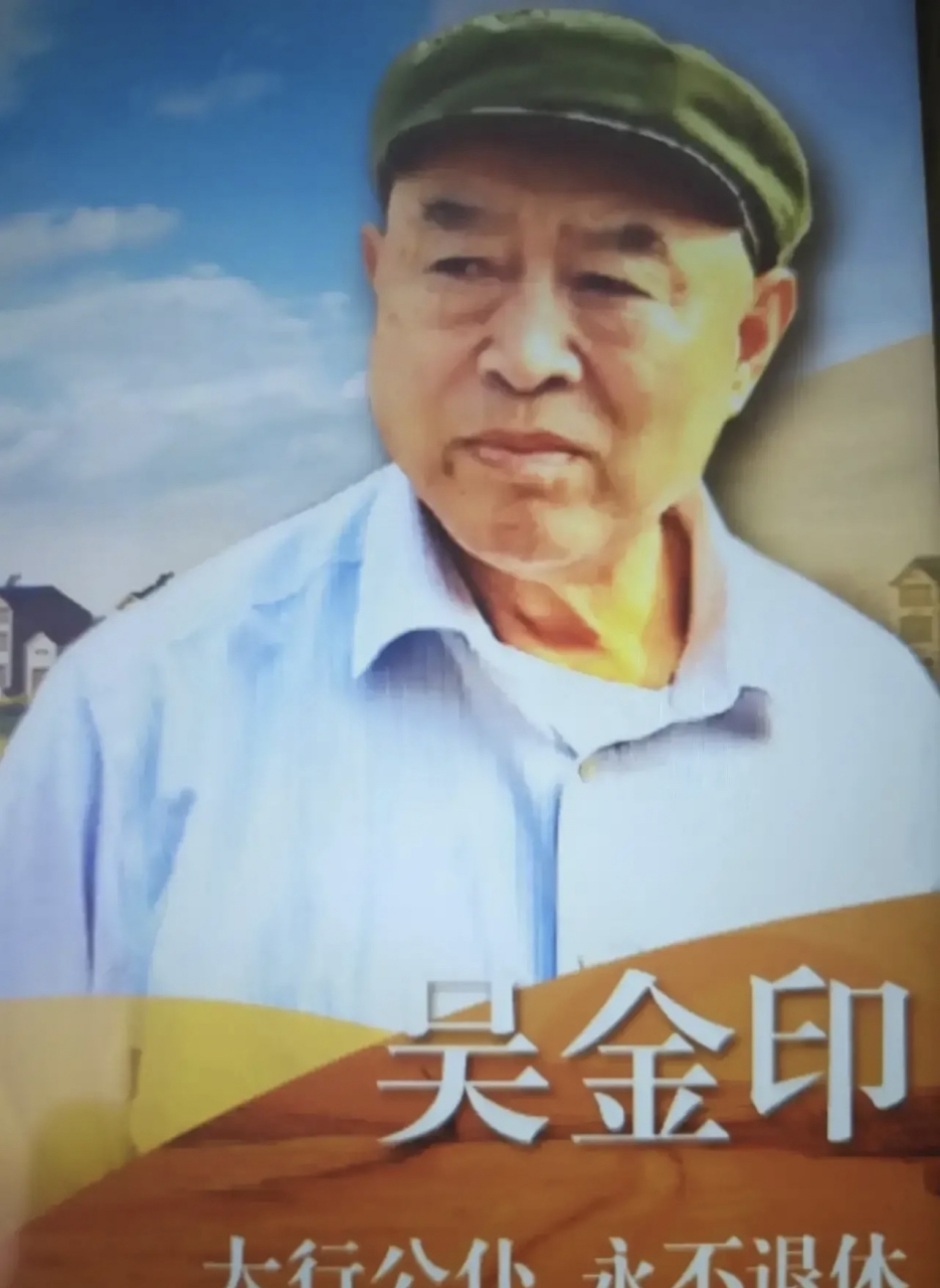 全国政协委员河南省新乡市人大常委会副主任吴金印说:¨老百姓养鸡是