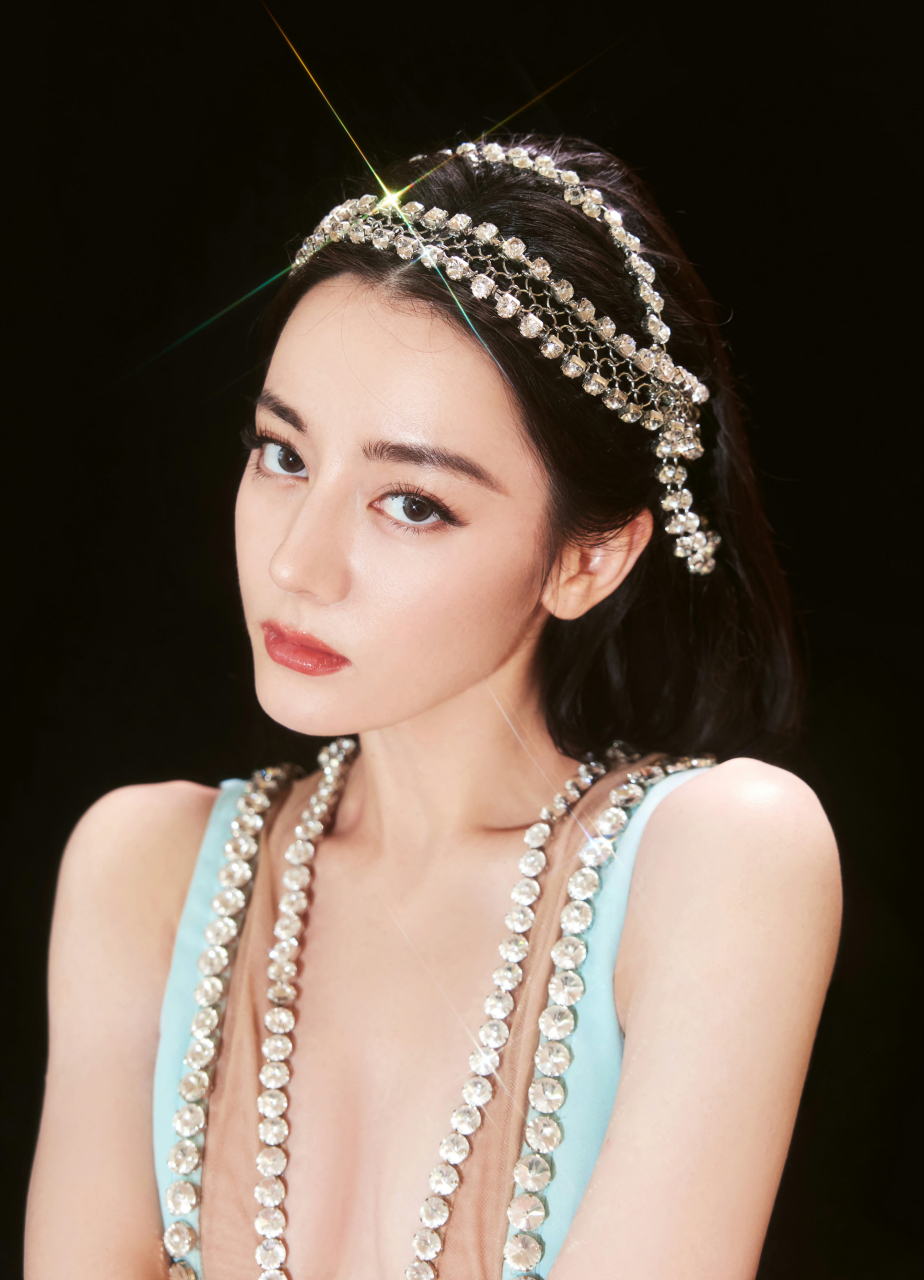 迪丽热巴# 迪丽热巴 身穿蓝色水晶钻饰连衣裙出席尽显婀娜,#时尚芭莎