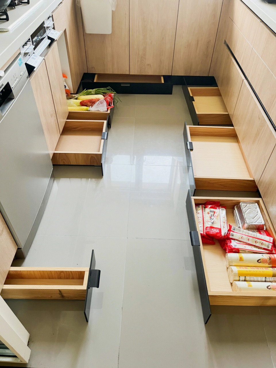 学日式橱柜的踢脚线抽屉设计, 可以充分利用厨房宝贵空间, 拆了踢脚线