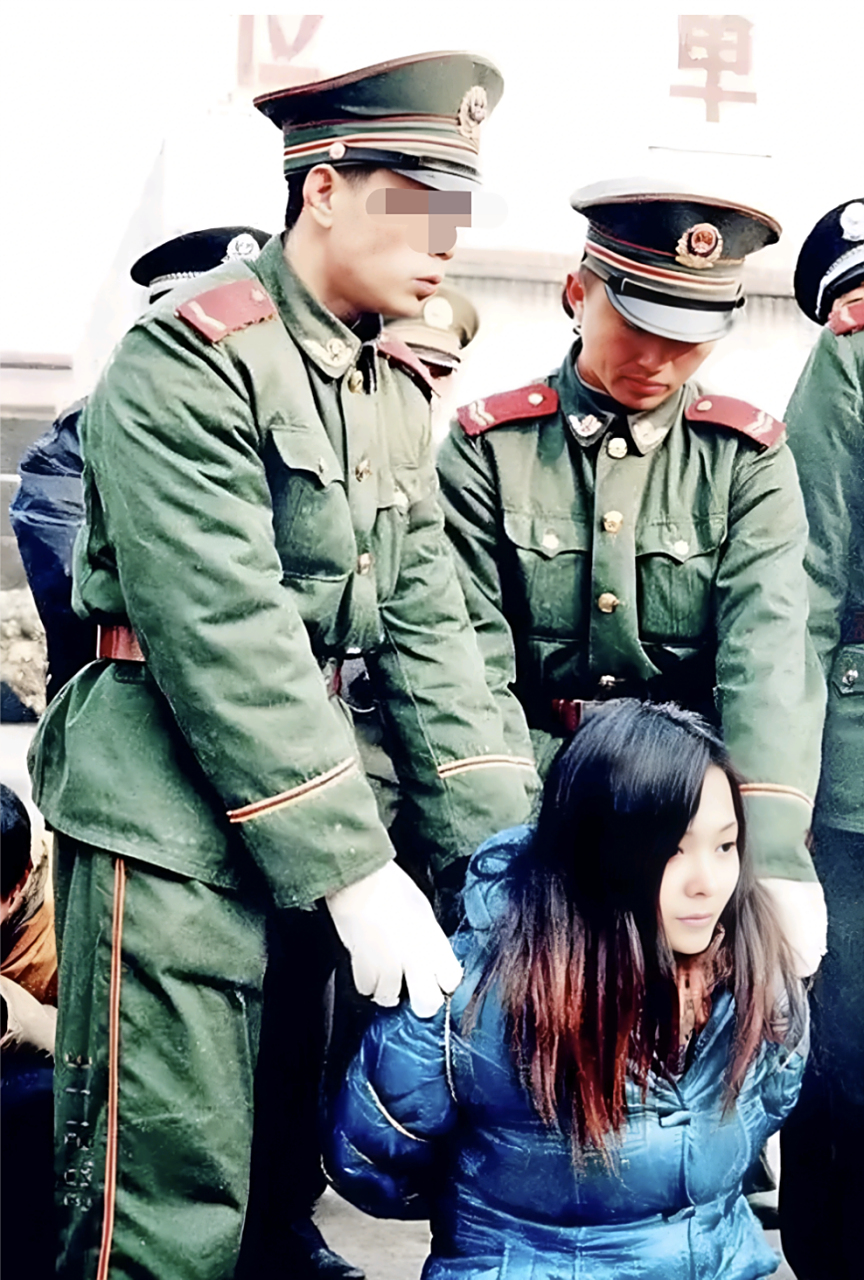 上世纪90年代的郊外刑场,一位即将被执行枪决的年轻女孩,一头披肩长发