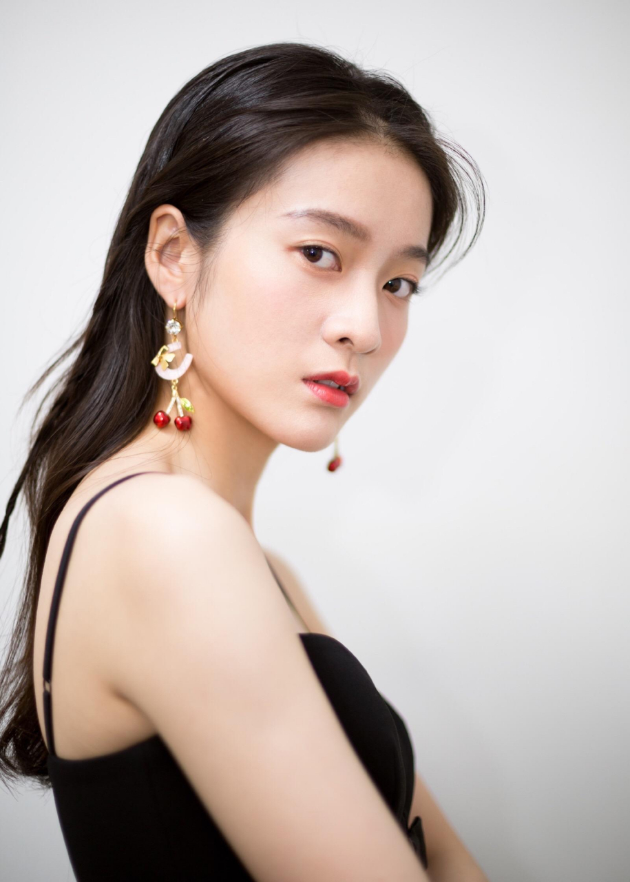 张雪迎,1997年6月18日出生于浙江省金华市义乌市,中国内地女演员,毕业