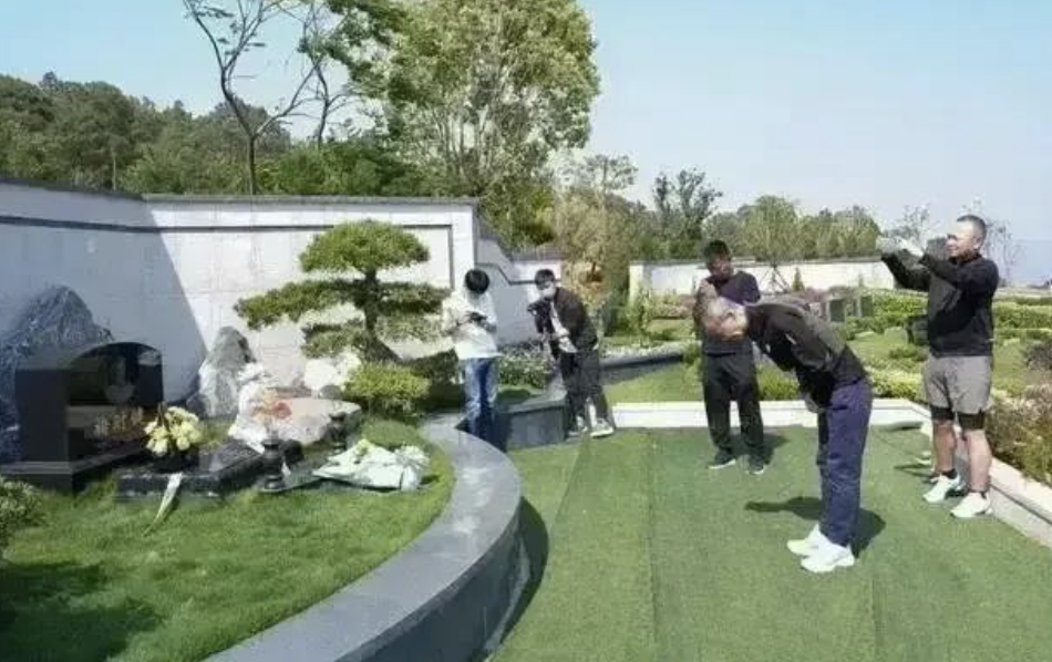 "烟草大王"褚时健墓地,造价超百万,豪华气派,引发争议