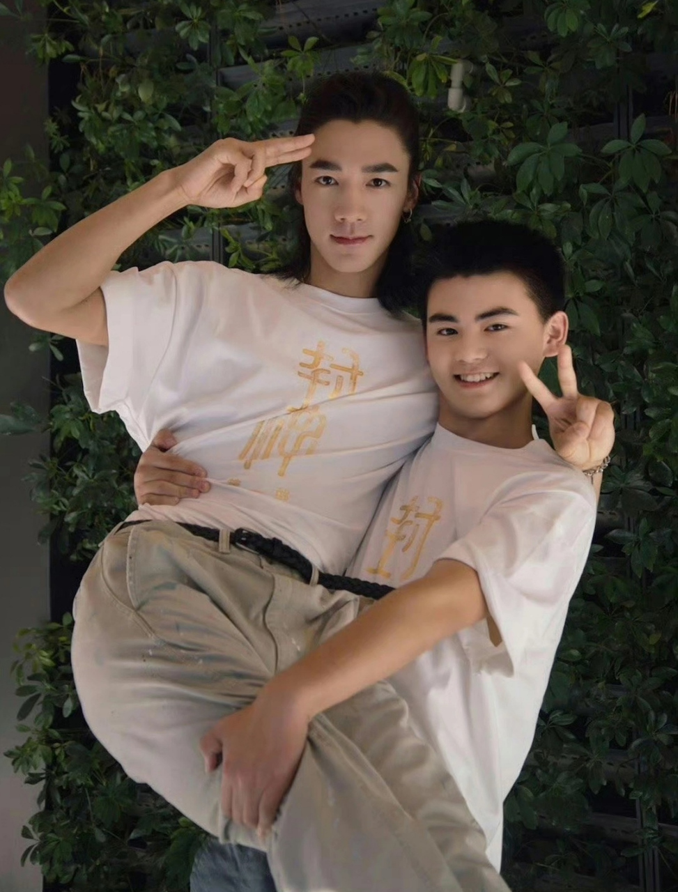 那些抱不起女演员还要怪80斤的女演员太胖的男演员们,看到这两个孩子