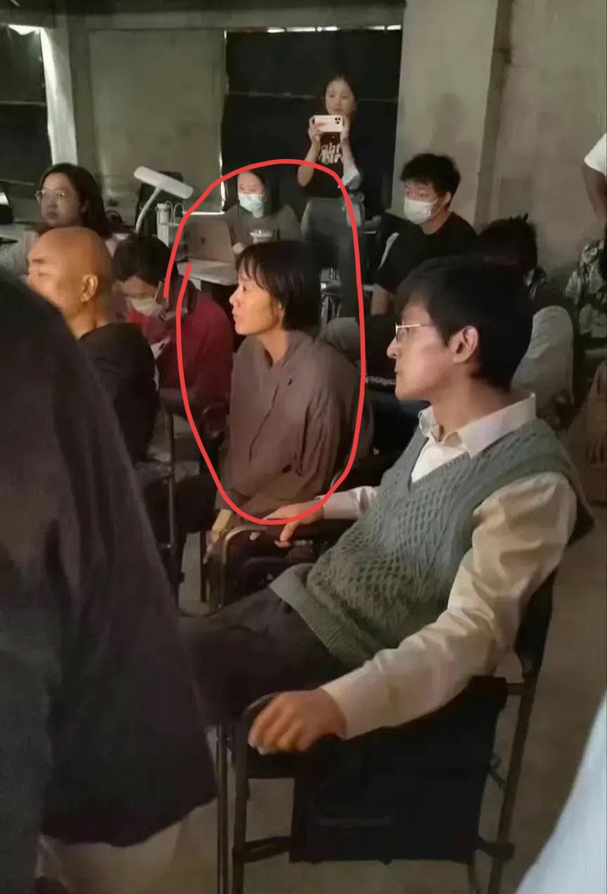 海清饰演的张桂梅老师,这坐姿,这神韵,已经很像了!