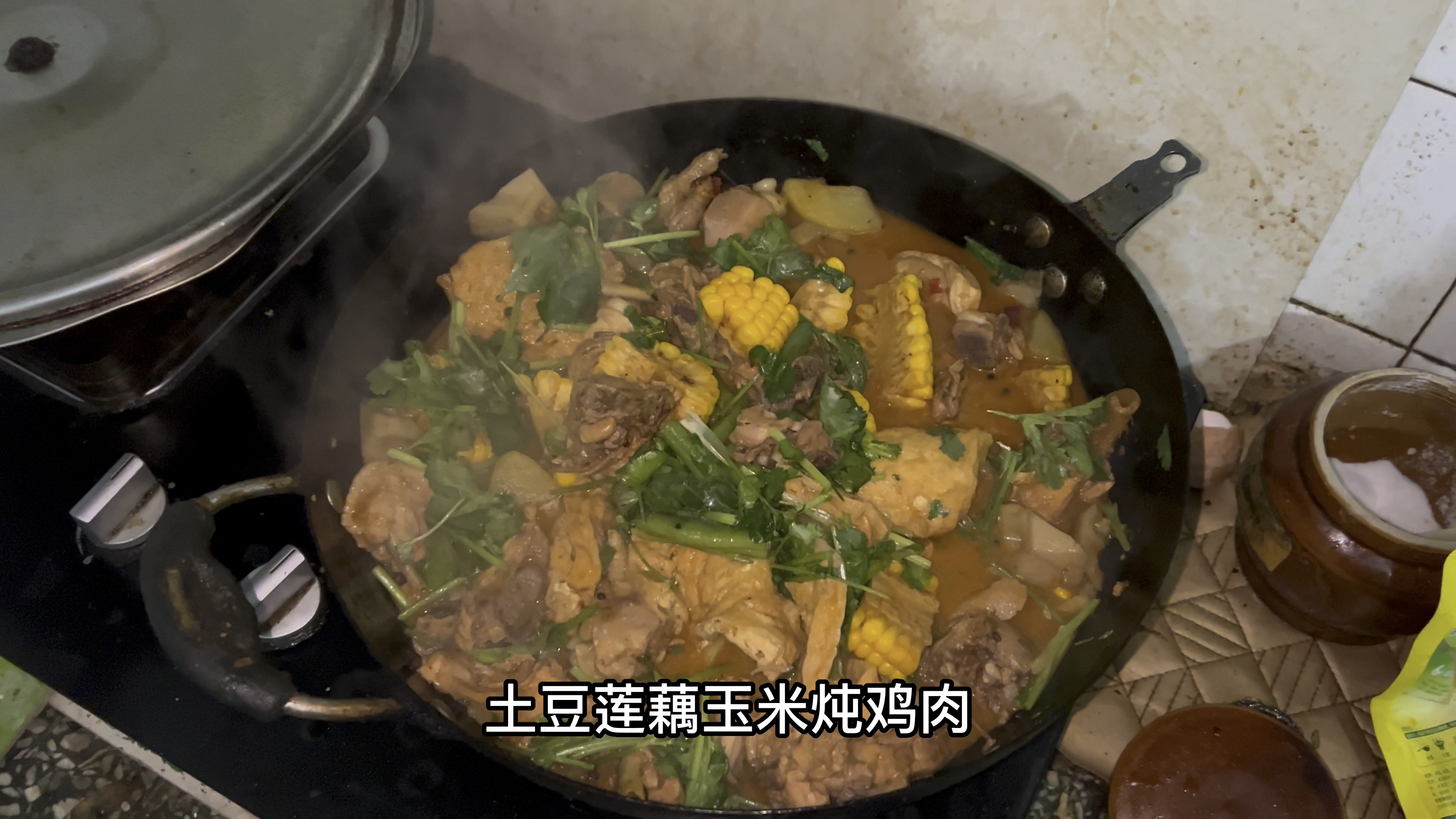 提前下班后勤部长携百元巨款菜市场消费晚上三黄鸡炖土豆玉米