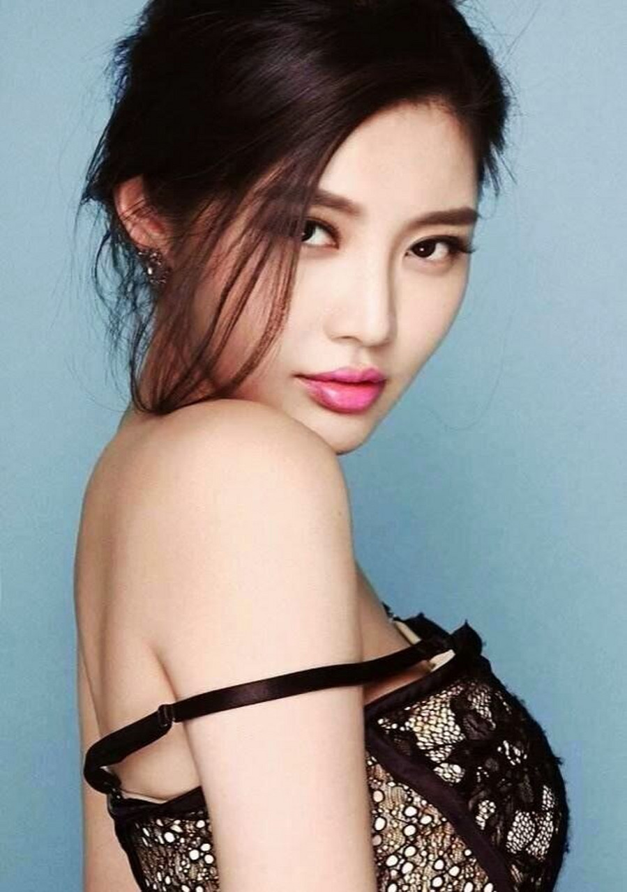 提到演员徐冬冬,相信很多网友第一时间会联想到徐冬冬傲人的身材:修长