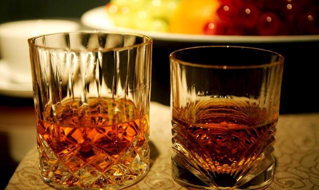 举杯邀明月,对影成三人