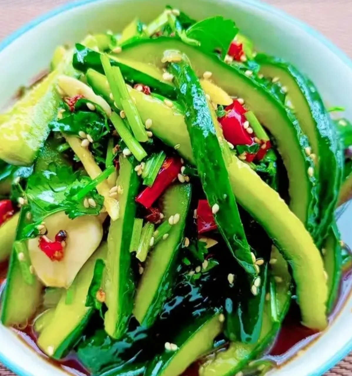 美食#  凉拌黄瓜条,夏日必备小凉菜  食材:黄瓜,小米椒,蒜子,白糖