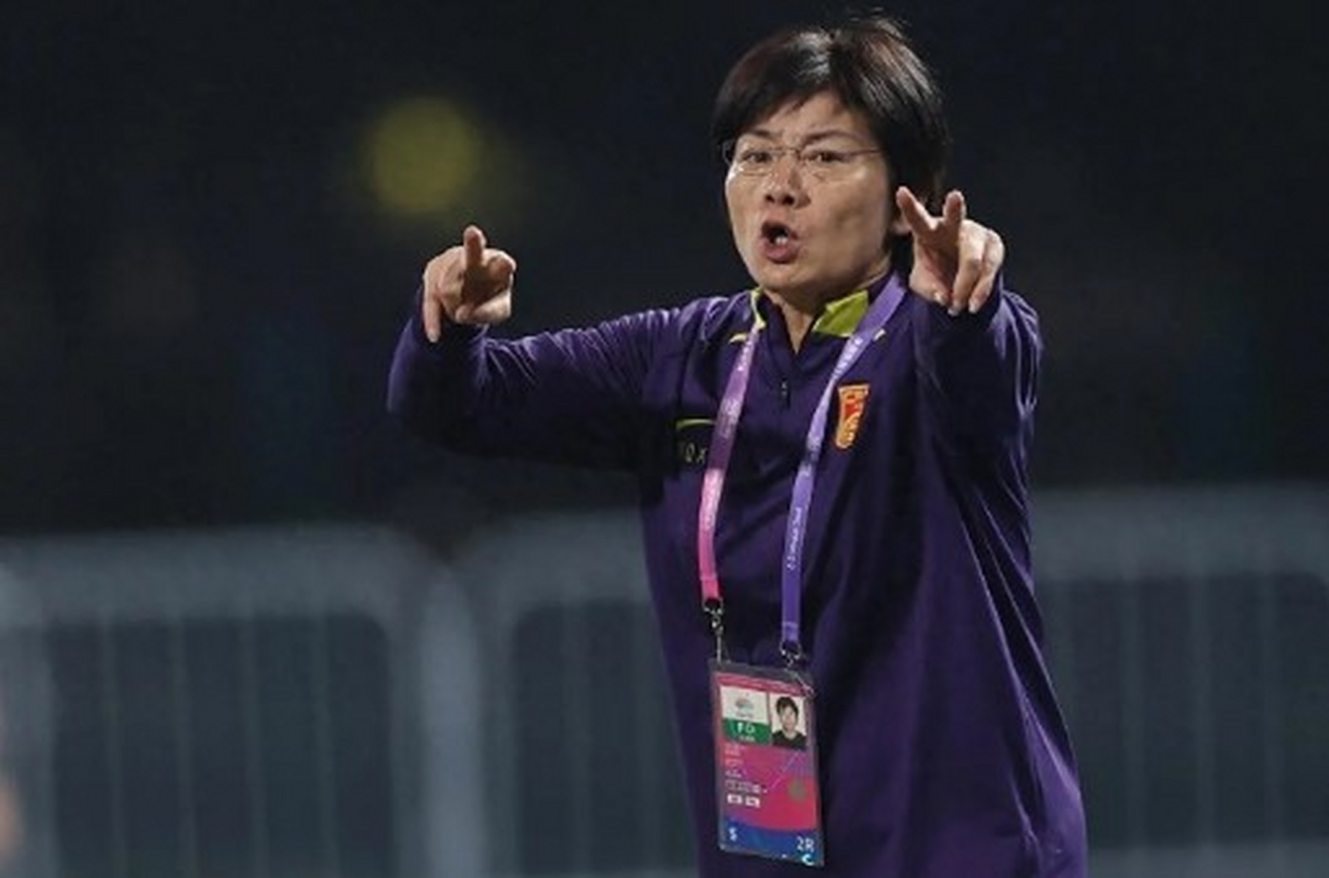 陈婉婷作为国内备受欢迎的教练,曾获得最佳女足教练的荣誉,但四的