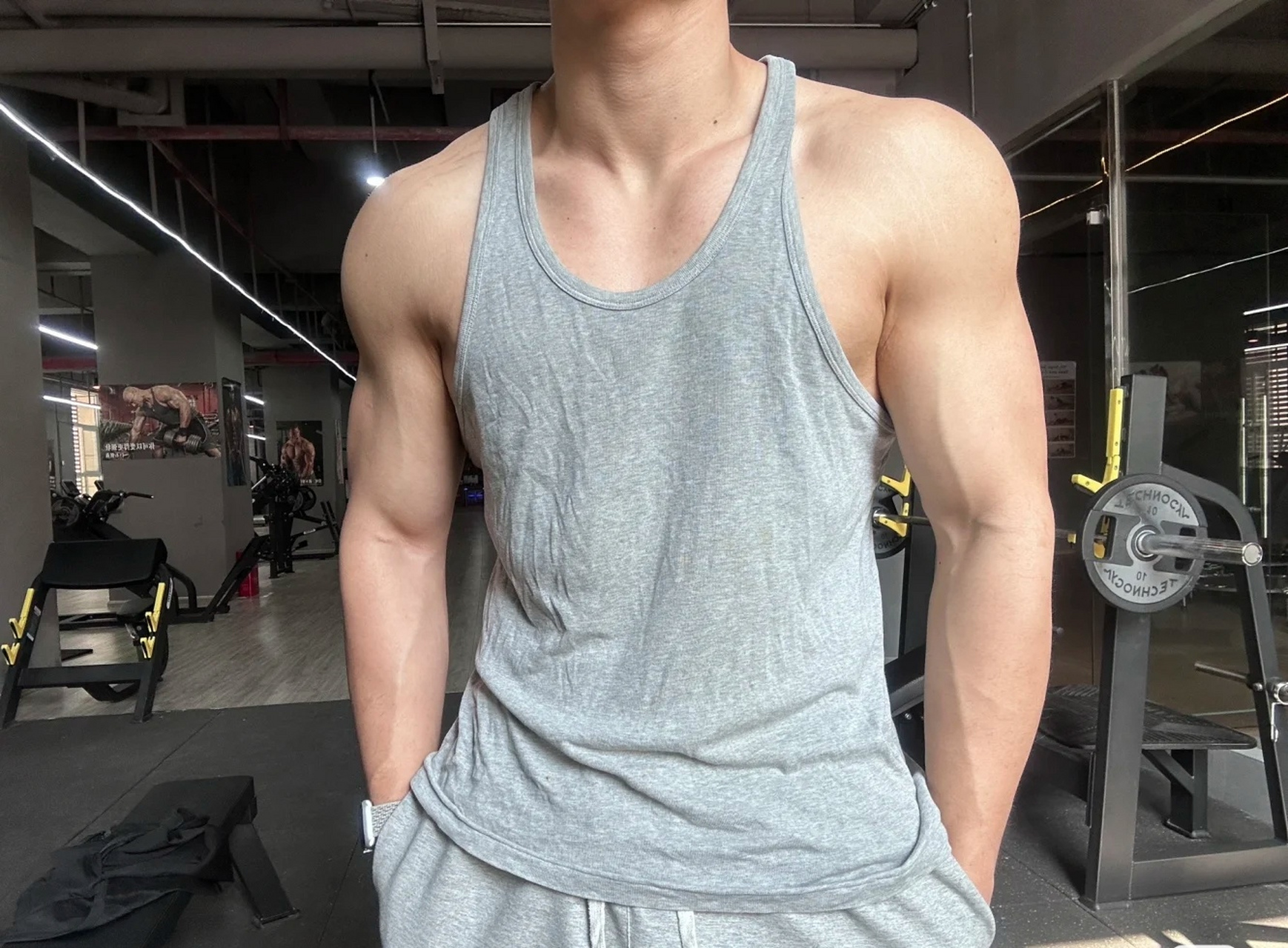 这就是宽肩窄腰吗