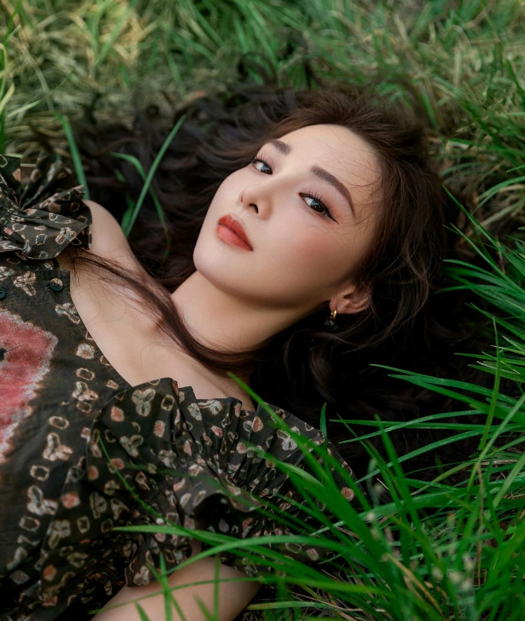 近段时间,内娱圈备受瞩目的浓颜系美女彭小苒拍摄了一组秋日写真.