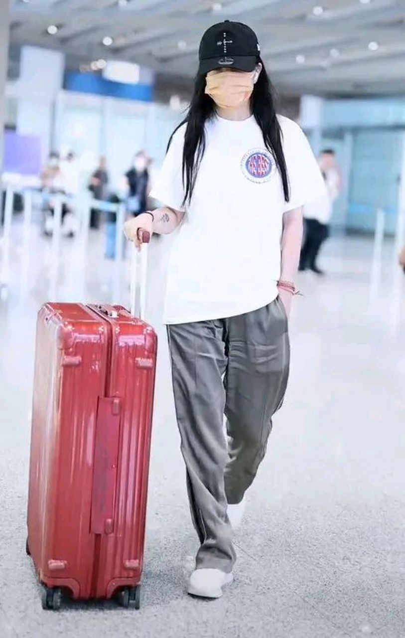 47岁赵薇近况凄凉,身材发福变胖,皱纹变多老了憔悴了.