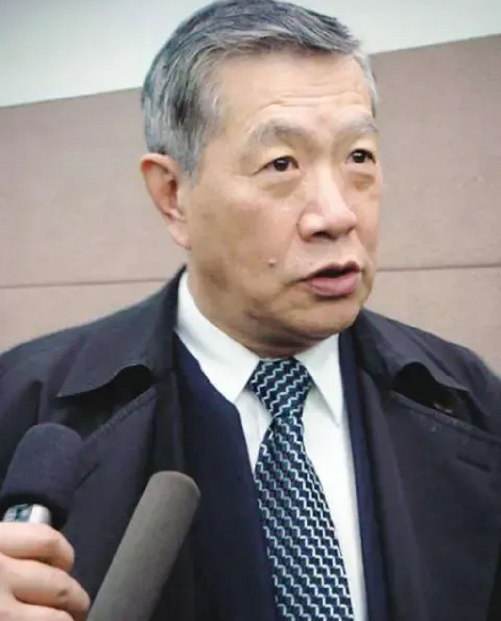 当年,华人神探李昌钰回国参加活动,看到一旁西装笔挺的刘德华,误以为