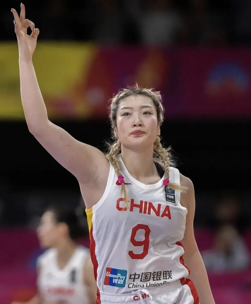 李梦icon年薪400万女篮第一: (wcba年薪:人民币) 1.