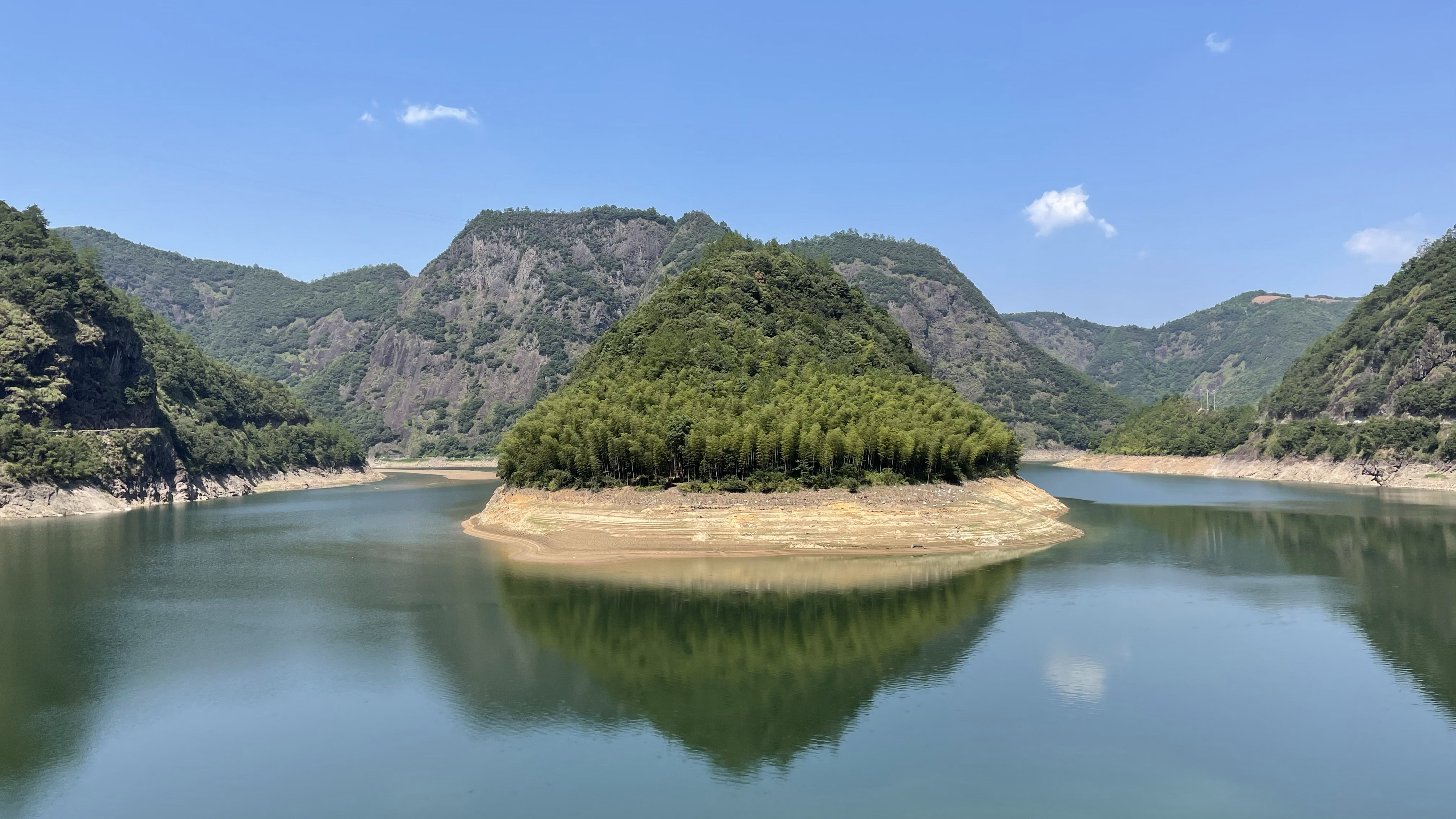 [图]走浙西遂昌县“江南丙察察”，看山路弯弯，翠竹青青，云朵洁白