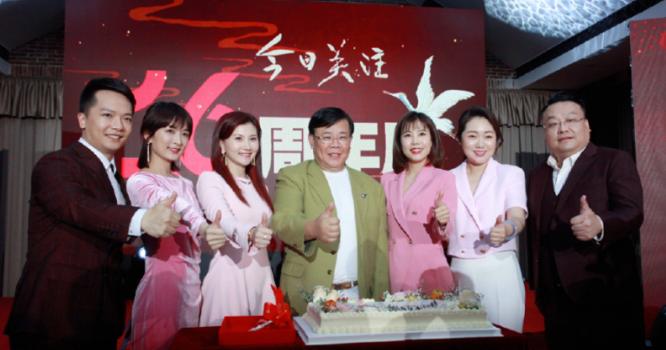 广东台女主持黎绮雯,和老公结婚多年生有一女,事业家庭双丰收!