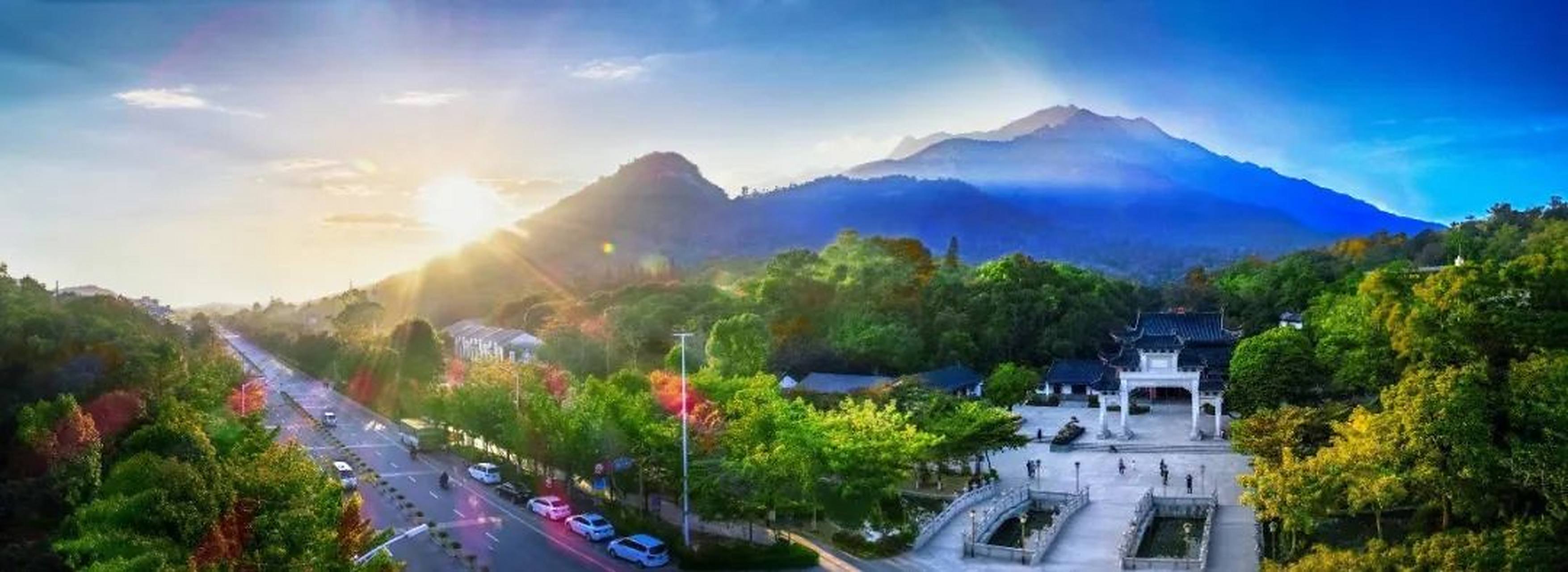 罗浮山,位于广东省惠州市博罗县,罗浮山方圆214多平方公里,飞瀑名泉多