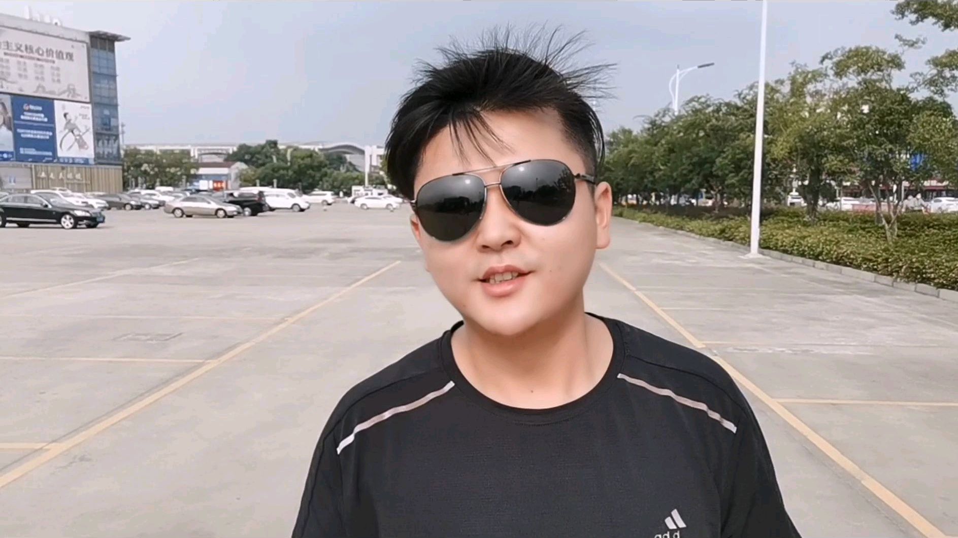 小伙骑行全国,逛丹阳眼镜城,品尝当地美食大麦粥