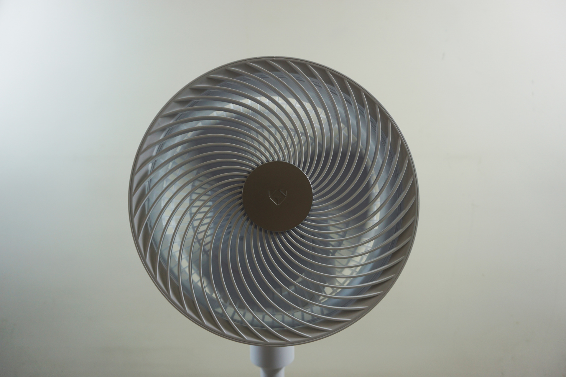 夏日炎炎,最后忍耐不住高温,决定入手一个风扇来降温,刚好自己有在