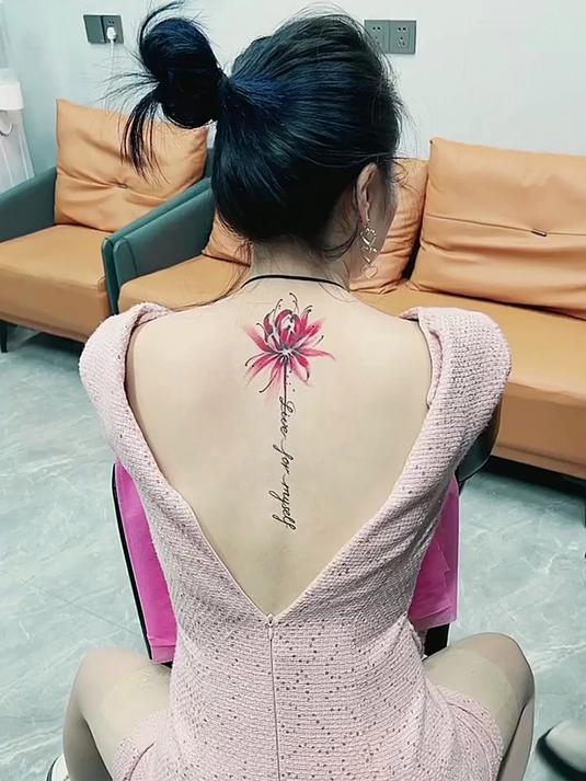 小姐姐后背彼岸花纹身,实在太个性,这美背真是喜欢