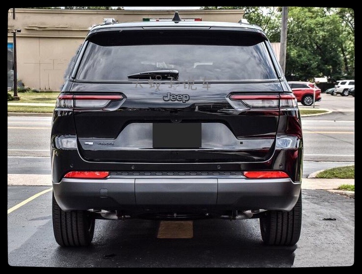 首批"黑武士"jeep切诺基进店,气场强大,尺寸超越q7,8缸 四驱