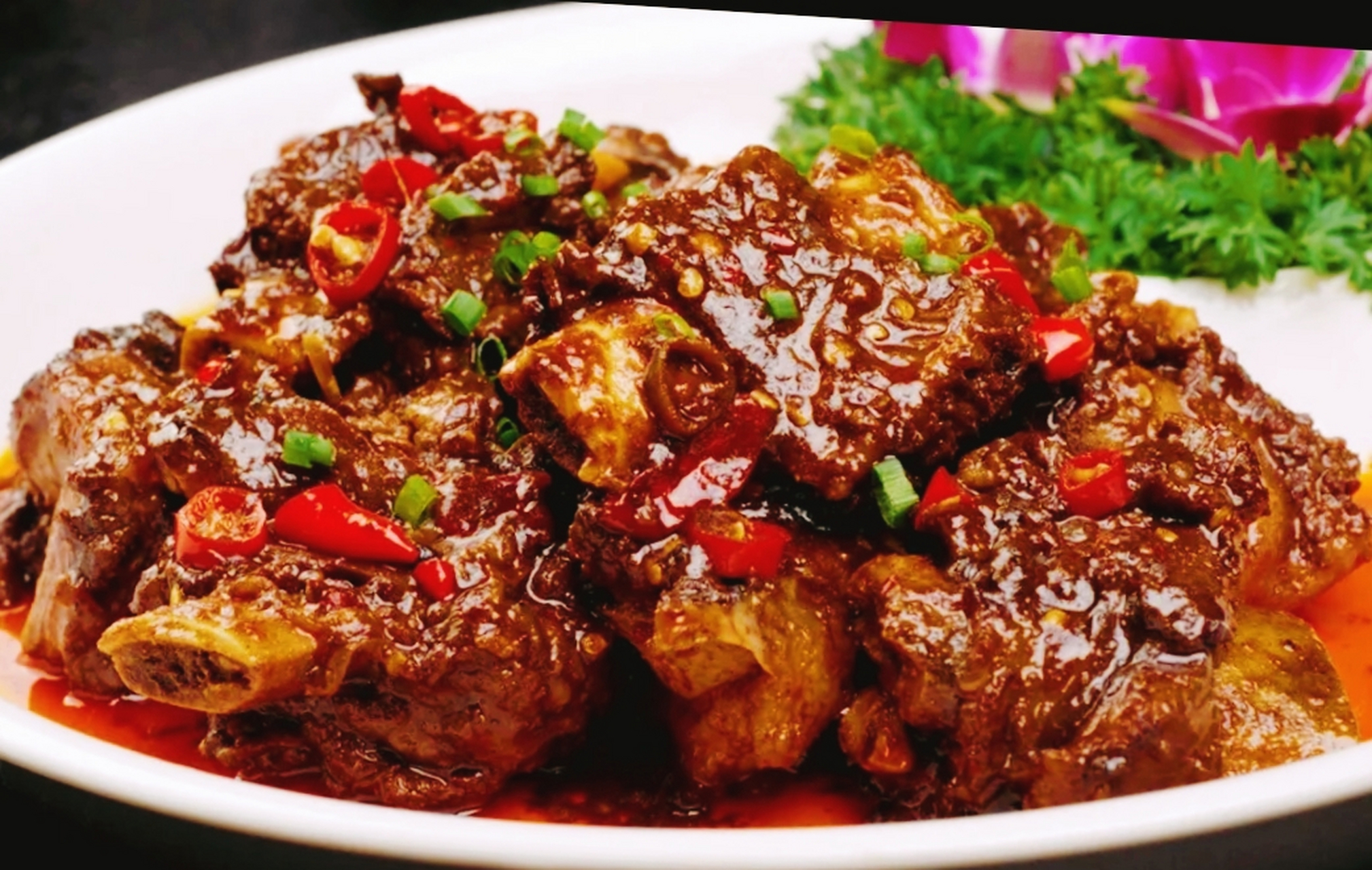 姜辣牛排,一道让你欲罢不能的佳肴】  你是否厌倦了平淡无味的饮食