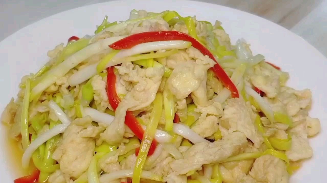家常“蒜黄炒鸡蛋”多加一勺香油,竟然这么好吃,拿红烧肉都不换