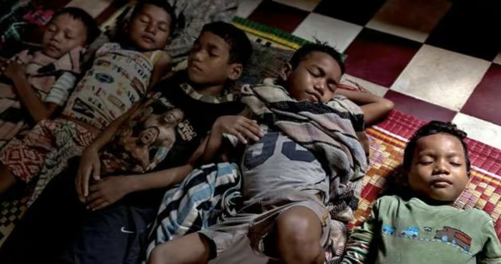 2014年泰国王妃的视频曝光:身穿丁字裤给狗喂食,派对上跳艳舞