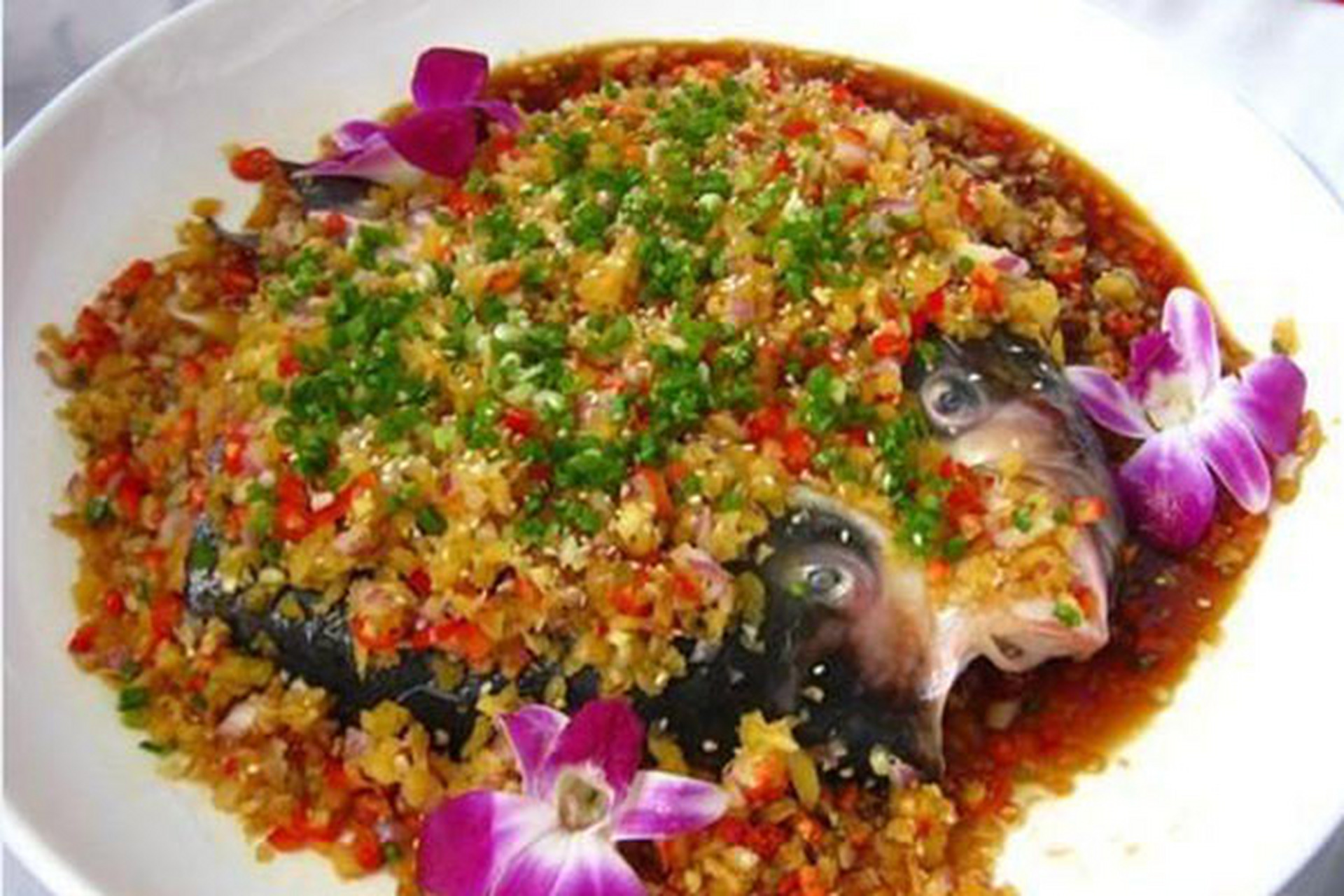 鄱湖胖鱼头是江西的十大名菜之一,  也是江西九江的特色名菜