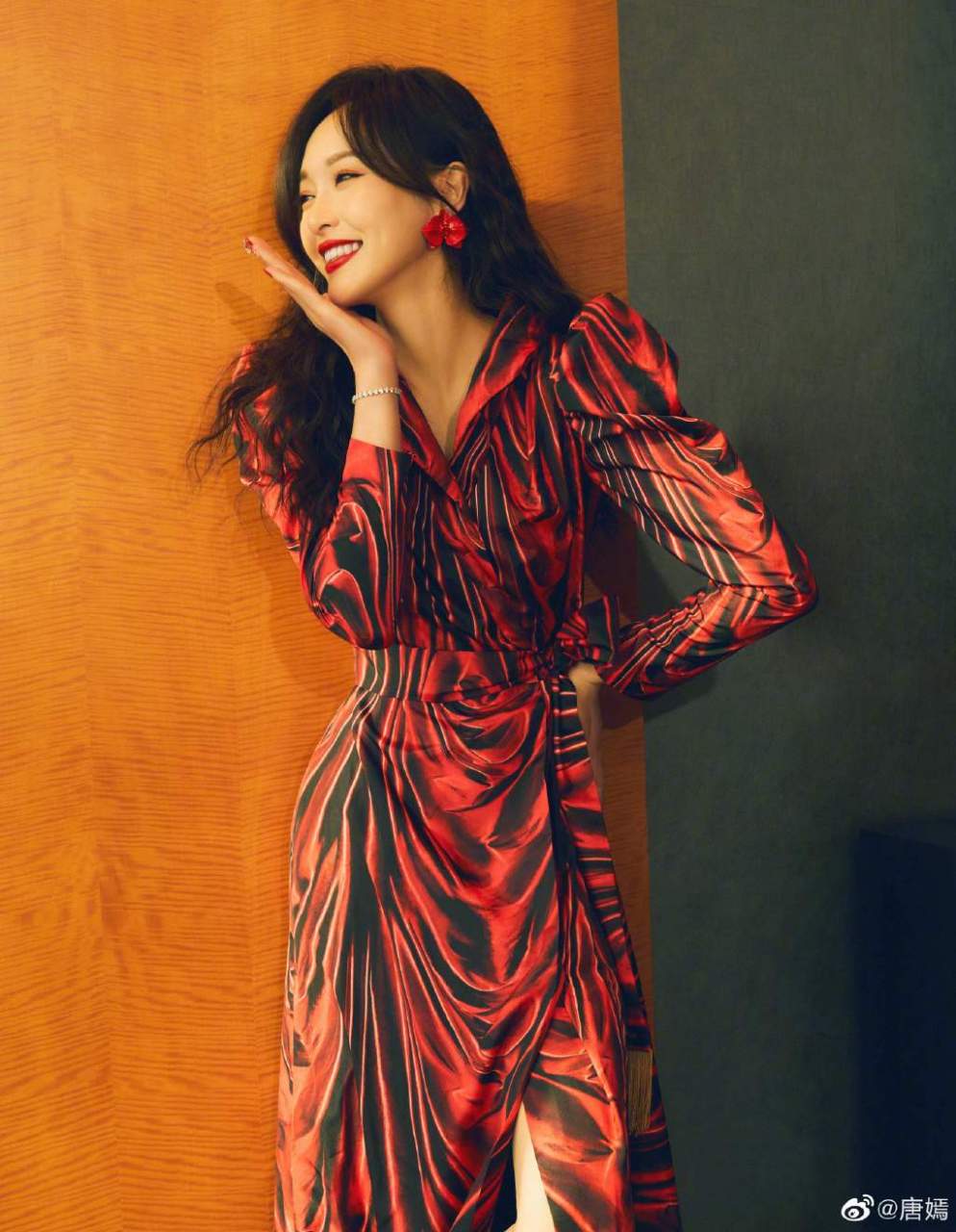 明星穿搭# #唐嫣# 唐嫣这身太美了吧,卷发红裙,妥妥的性感美人啊