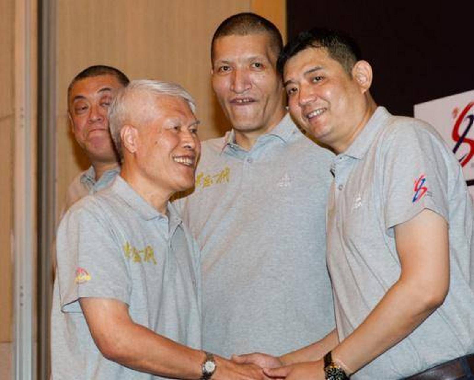 篮坛名帅蒋兴权和名将巩晓彬,巴特尔,单涛时隔多年再聚首!