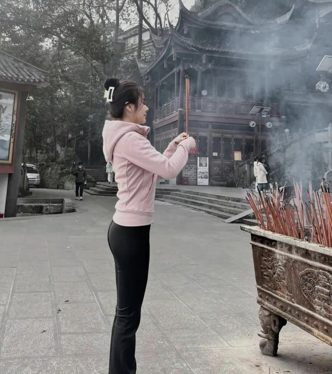 陪女朋友一大早上山烧香,心诚则灵呢