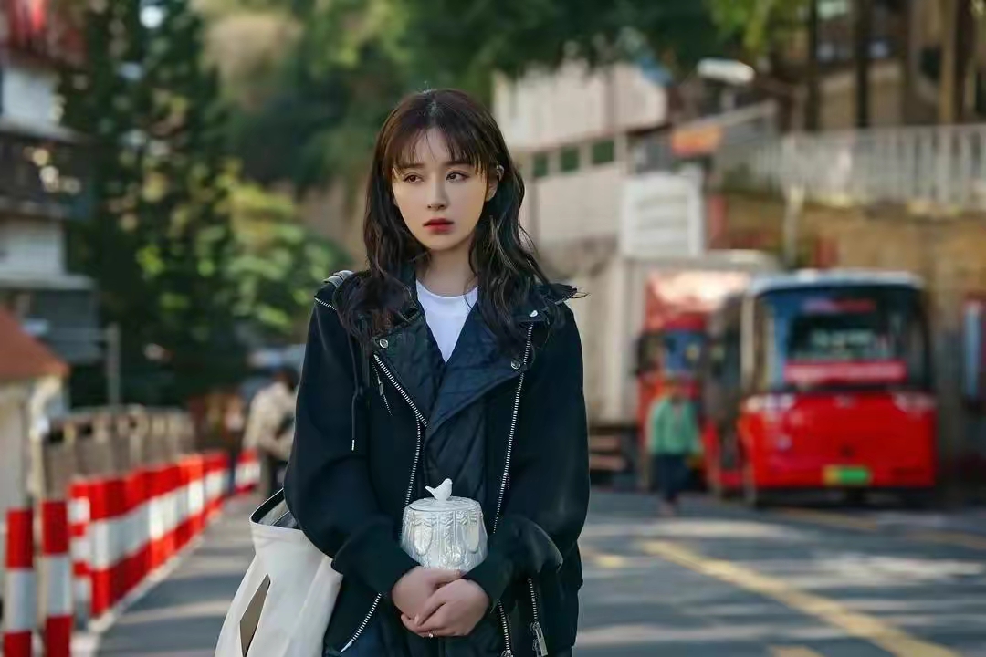 阚清子,倪虹洁《突如其来的假期》:现代都市港风穿搭有多绝美?