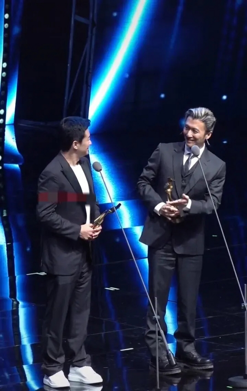 看着竟然比吴京高这么多!