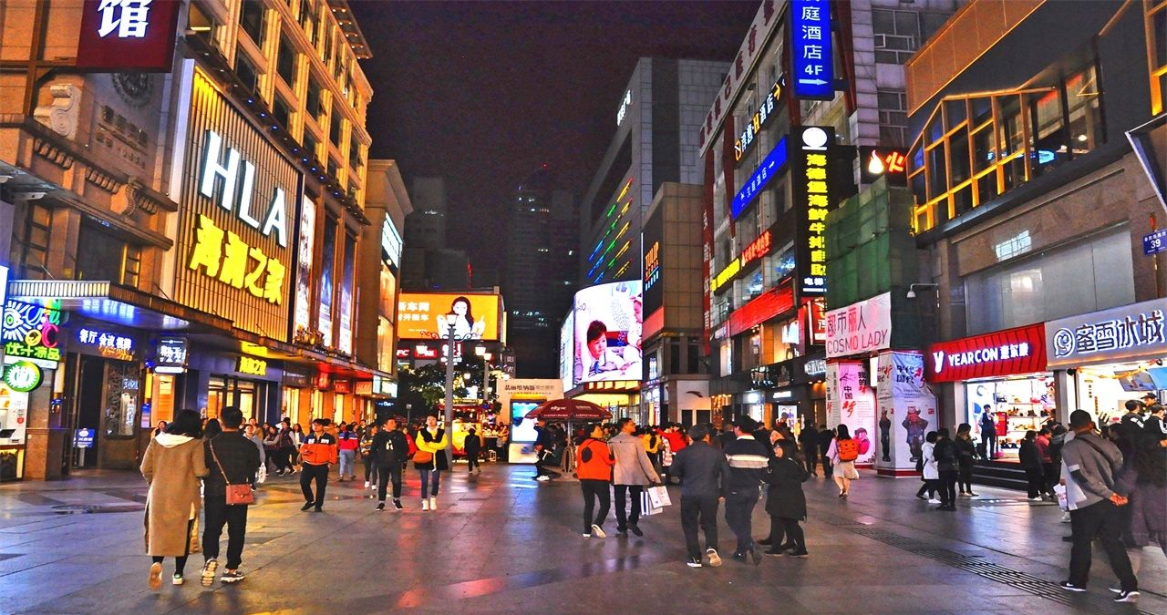 成都春熙路和重庆解放碑,谁才是西部第一商业圈?你更想去哪里?