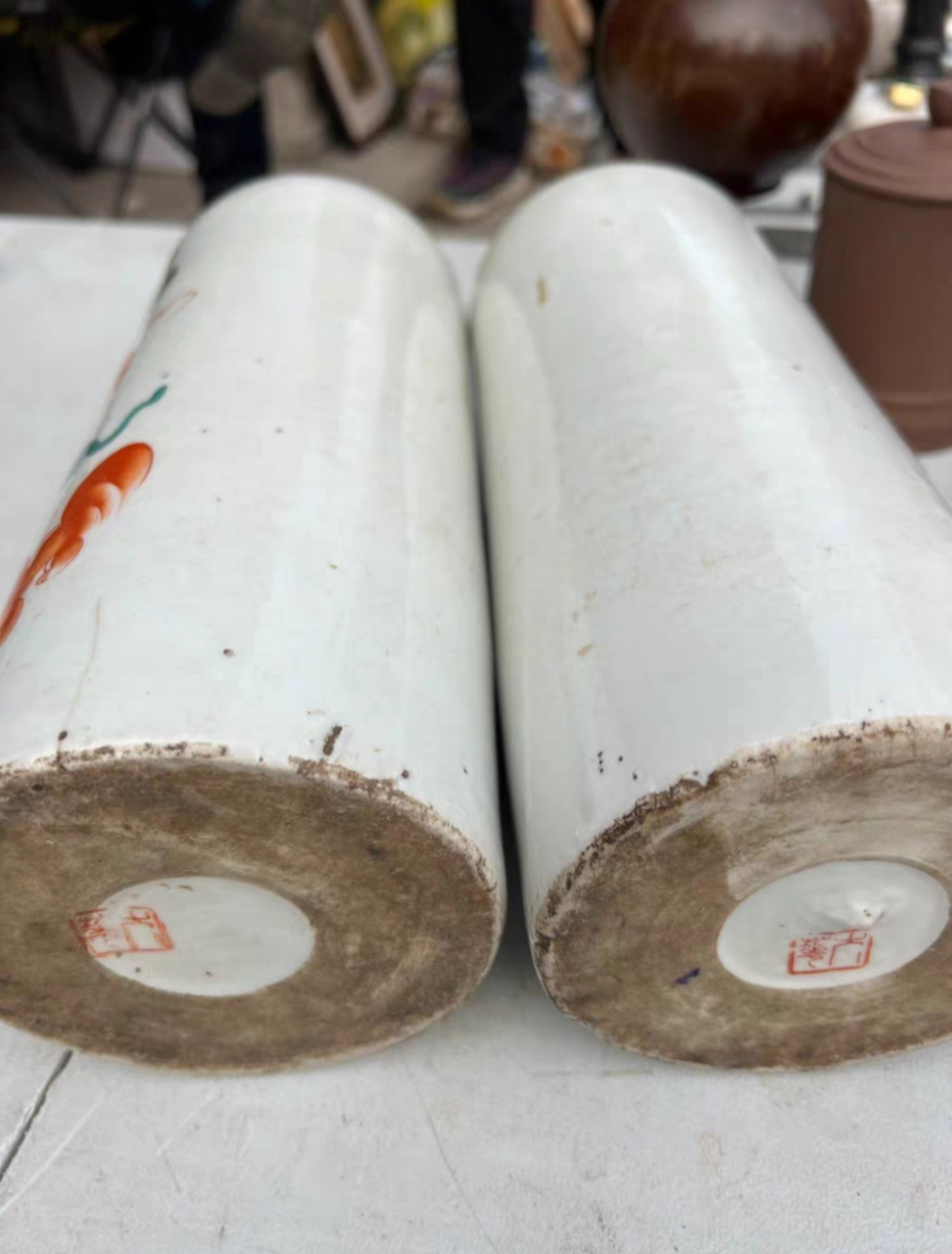 民国时期,全品红绿彩,手绘太狮少保帽筒一对,品相保存的很好, 华山