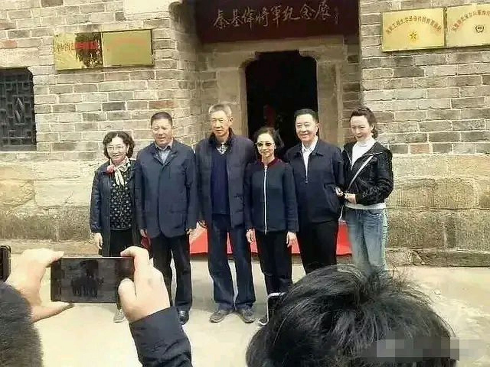 这是秦卫江将军和家人们在秦基伟将军故居前的珍贵合影!