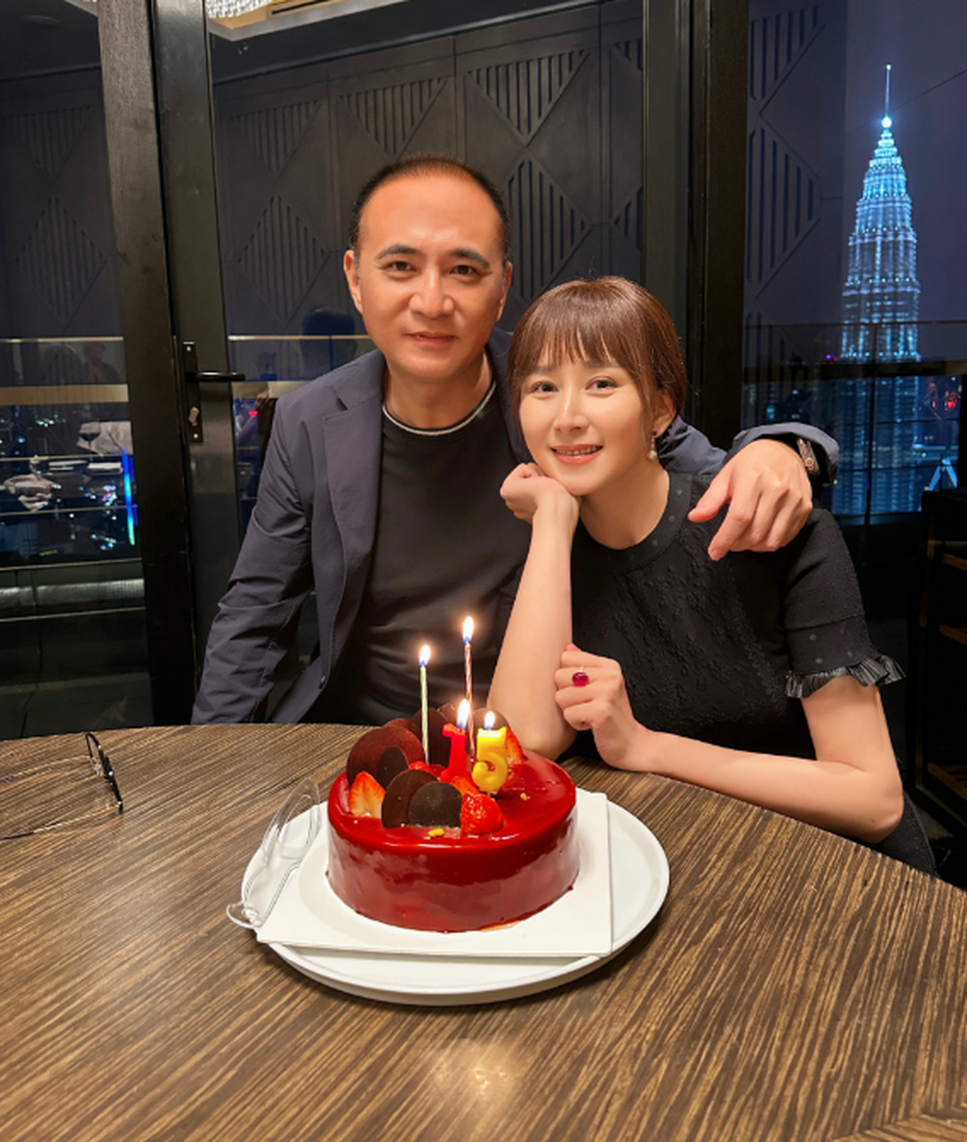 重塑幸福:胡静与朱兆祥15周年婚姻  胡静与她的丈夫朱兆祥已经走过了