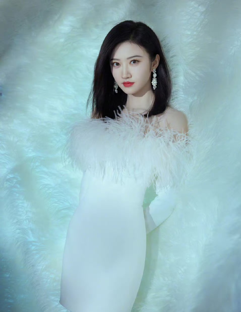 景甜的美貌还是被低估了!她皮肤白皙,网友:怎么这么白这么美啊